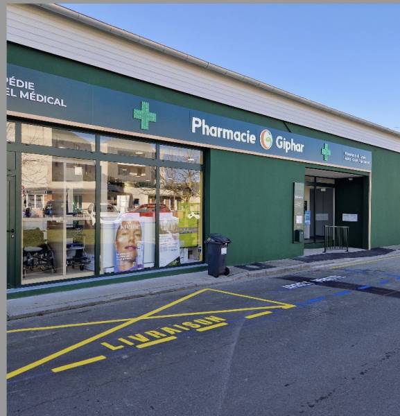 Artisan pour la fabrication et la pose d'une vitrine avec châssis fixe vitré alu RAL vert mousse pour une pharmacie proche Le Havre 76