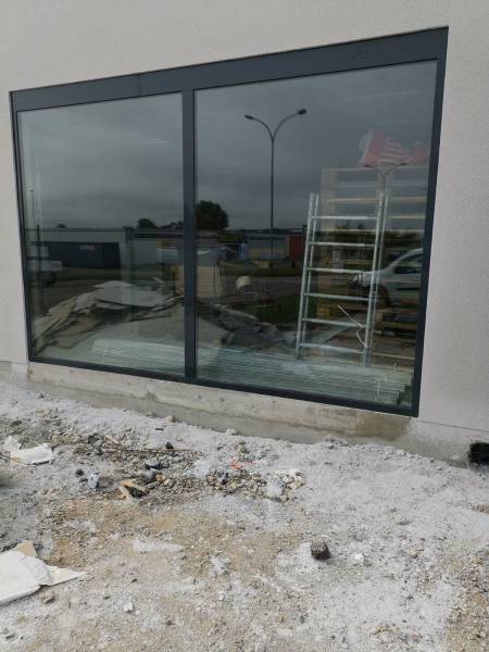 Remplacement d'un châssis de vitrine de magasin suite à dégradationd