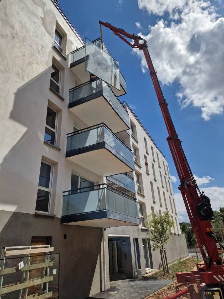 Remplacement de vitre d'appartement en hauteur avec grue à Rouen