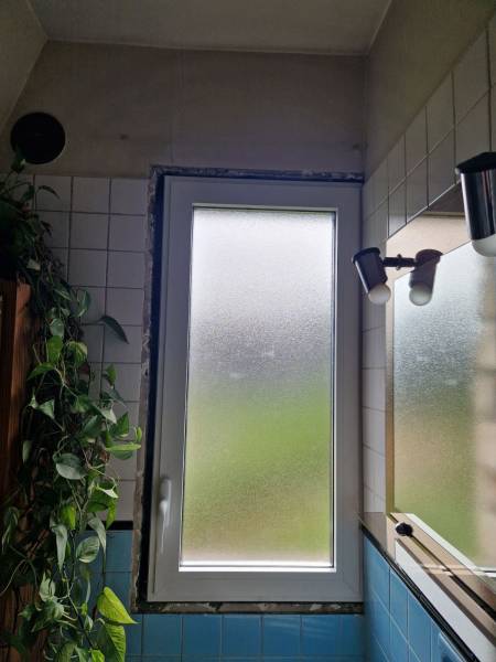 Menuisier pour l'installation d'une fenêtre PVC dans une salle de bains en rénovation à Sotteville lès Rouen 76
