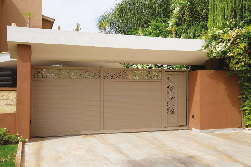 fabrication et pose d'un portail aluminium ajouré et design dans une entreprise proche Terres-de-Caux 76