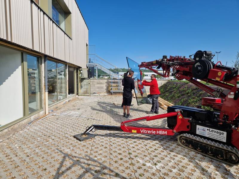 Pose de vitrage avec grue de levage 