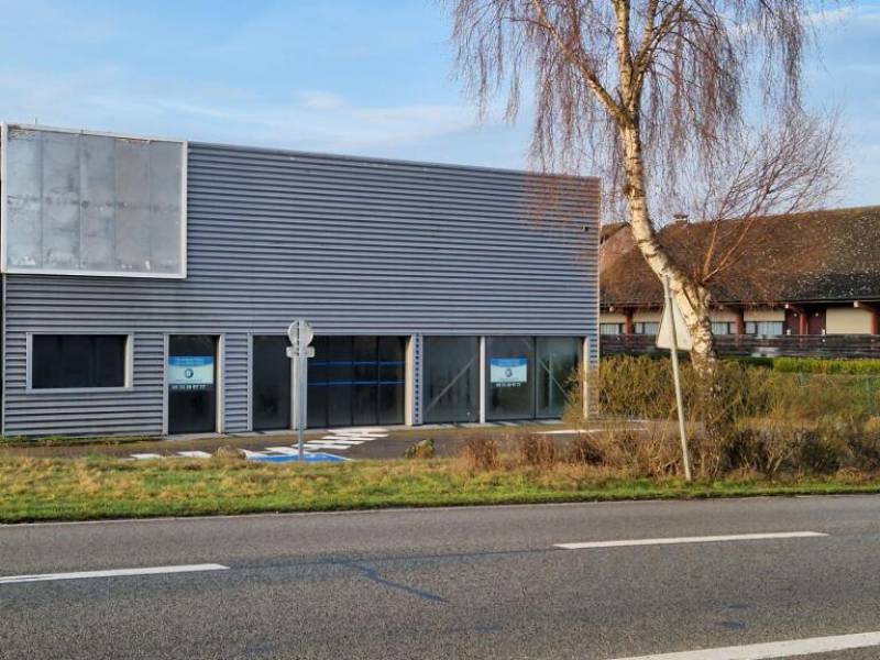 vitrine en aluminium avec une porte automatique proche de Rouen 76